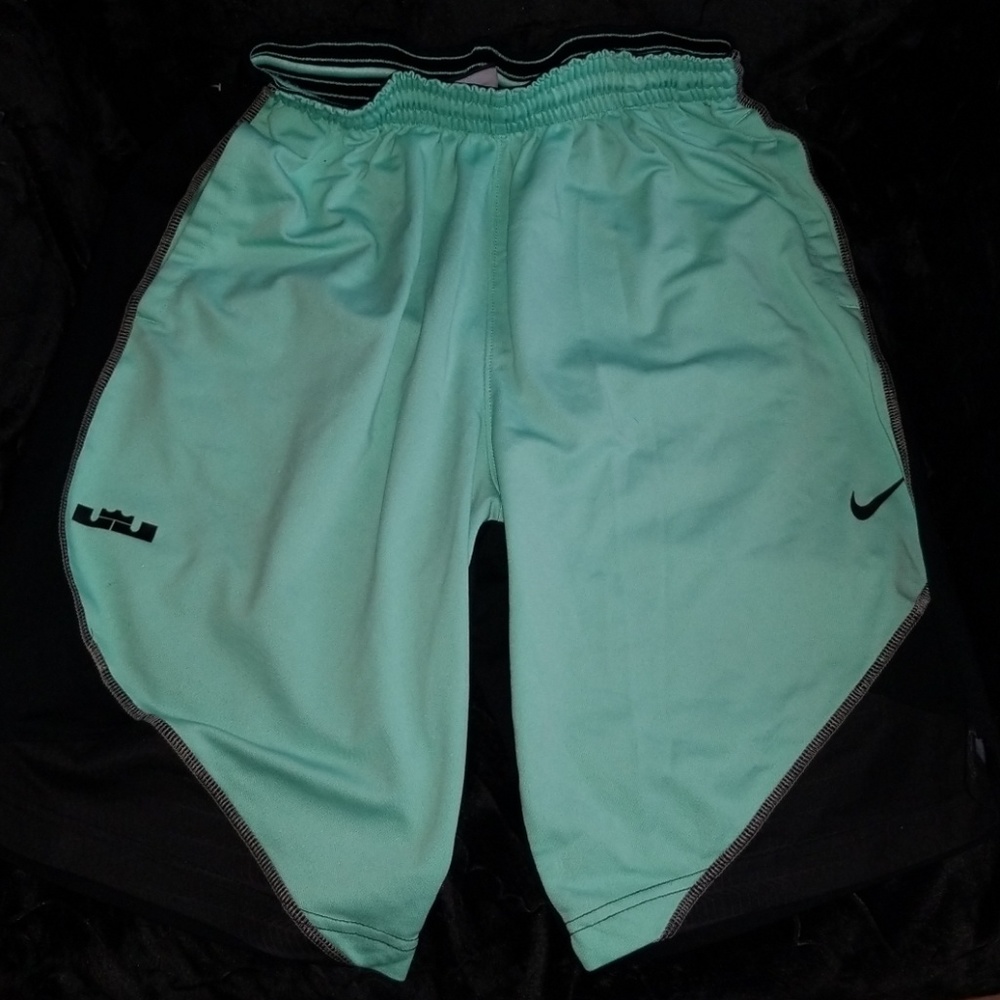 Nike drifit. Lebron edition
